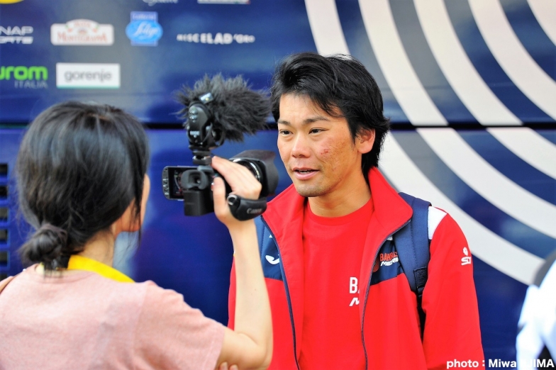 ゴール後、日本のテレビのインタビューに応じる新城幸也　photo：Miwa IIJIMA