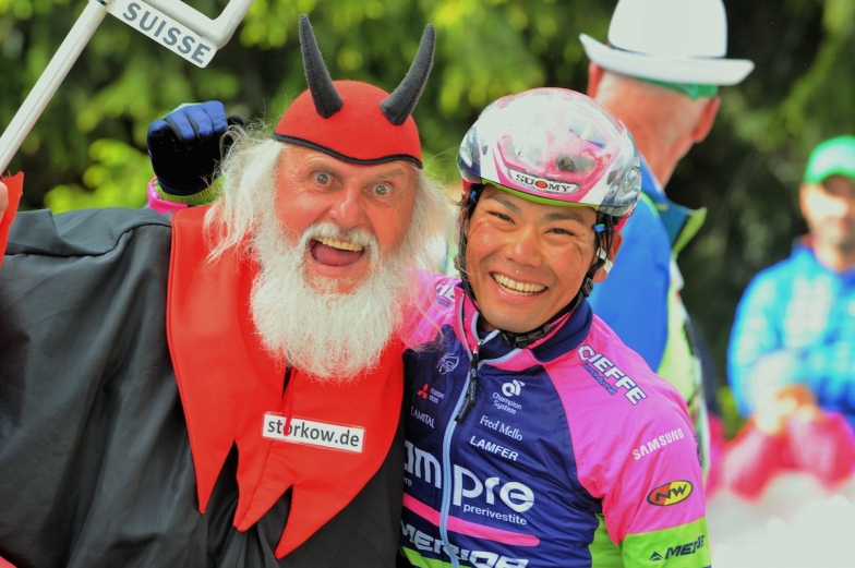 ヨーロッパのレース名物の有名人、悪魔おじさんと　Photo●Miwa IIJIMA