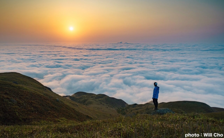 海抜869メートルの香港で三番目に高い大東山(Sunset Peak)の雲海 photo：Will Cho