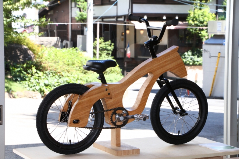 山口県阿東地区の竹を材料に作られたキッズバイク