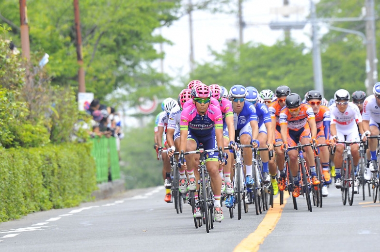 第２ステージの京都で集団を牽引し、チームメイトであるチモライの優勝に貢献した新城　 Photo　Hitoshi OMAE