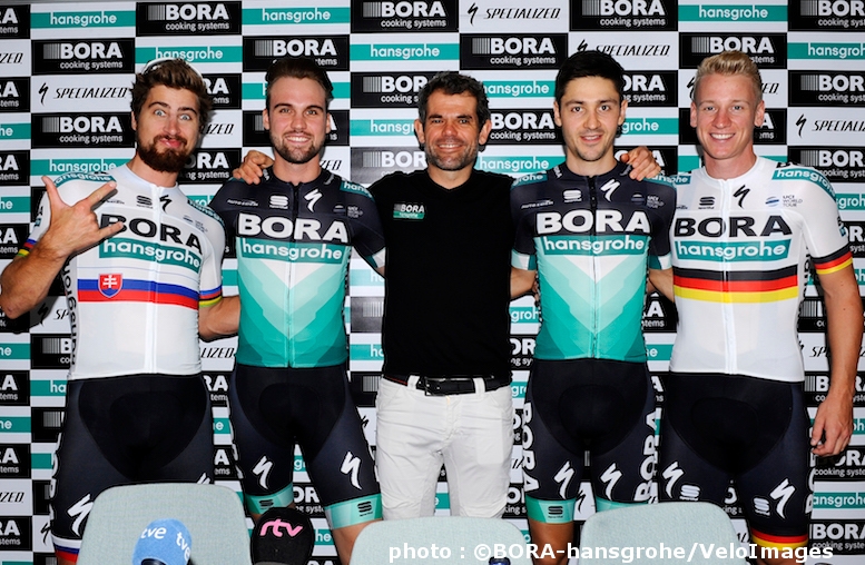 左からサガン、シャッハマン、ラルフ・デンクＧＭ、ブッフマン、アッカマン(photo : ©BORA-hansgrohe/VeloImages)