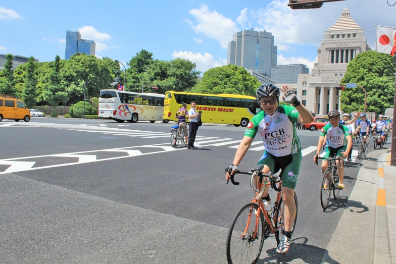 青空の下、多くの議員が愛車のバイクとともに皇居周回を走った