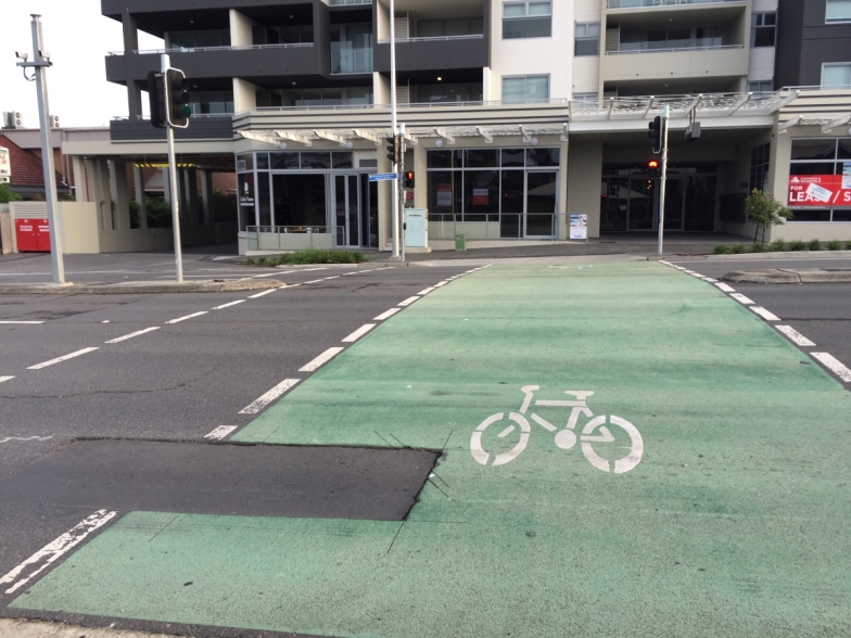 街中の自転車専用横断歩道。信号はボタンを押して利用します