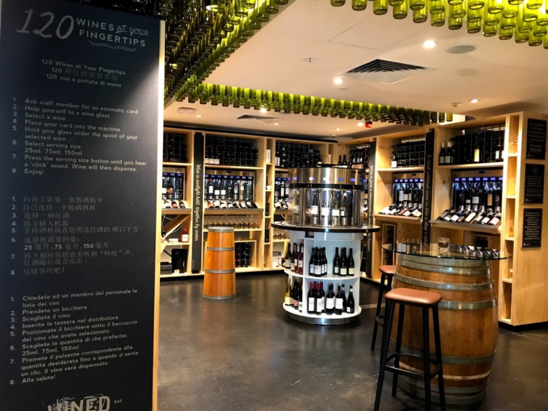 ナショナル・ワインセンター・オブ・オーストラリアの有料試飲コーナー。ワインに合ったおつまみもあるので休憩にもよい