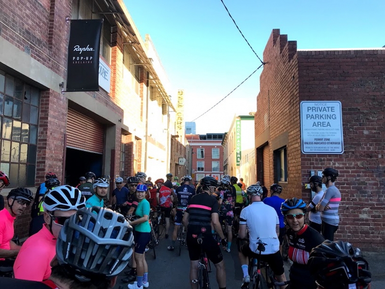 平日の早朝にもかかわらず、観光客サイクリストでにぎわうラファライドのスタート