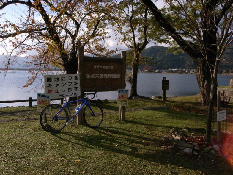 琵琶湖を1周する「ビワイチ」サイクリングが人気。県はこのほど湖周道路の一部の路面に「矢羽根マーク」を設置した（2012年11月撮影）