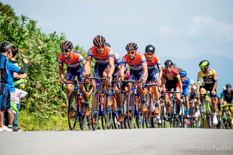 新見峠の山頂付近で集団をコントロールするNIPPO・ヴィーニファンティーニ