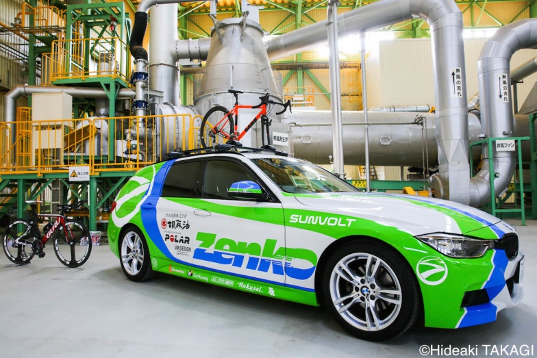 Team Zenkoがマルホン胡麻油の巨大焙煎機の前でチームカーを初公開