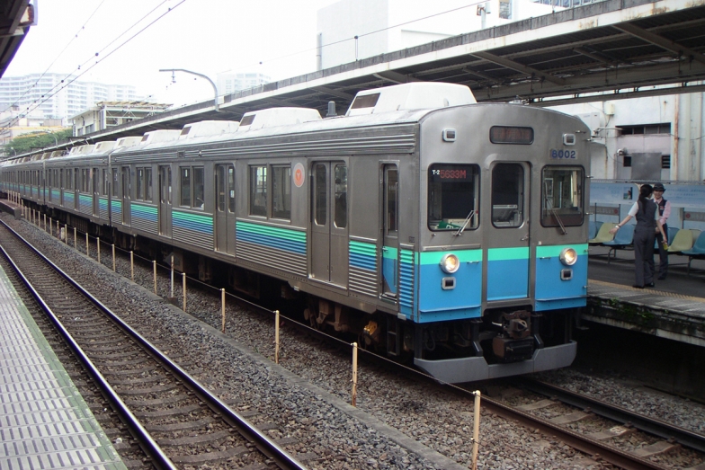 伊豆急行線の普通電車8000系でサイクルトレインを実施。特急電車では従来通り輪行が必要（Wikimedia Commons.）