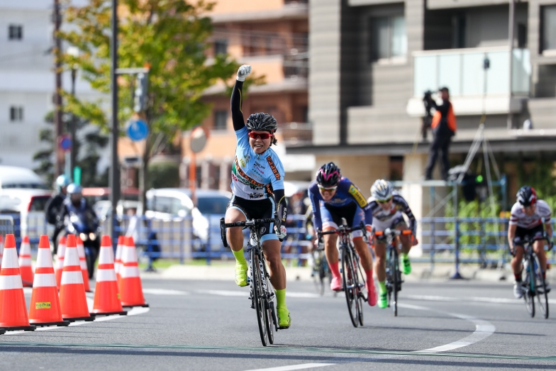 Fクラスタは那須萌美（チームヤーボー）がスプリントで圧倒。　提供：一般社団法人 全日本実業団自転車競技連盟