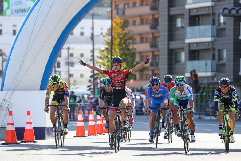鈴木譲（宇都宮ブリッツェン）が12人によるスプリント勝負を制した。　提供：一般社団法人 全日本実業団自転車競技連盟