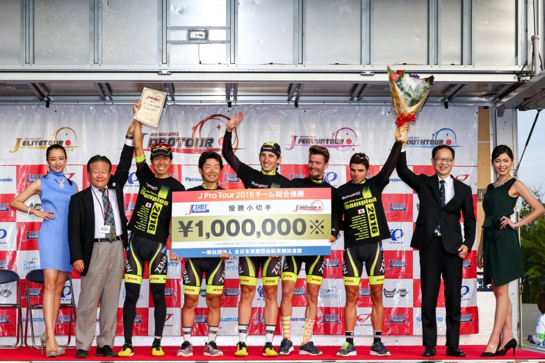 Jプロツアー　チーム総合優勝　Team UKYOが2年連続受賞　提供：一般社団法人 全日本実業団自転車競技連盟