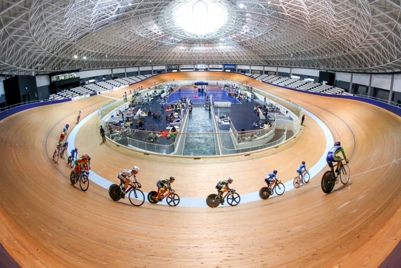会場は、2020年 東京オリンピックが行われる伊豆ベロドローム  ©(一社)全日本実業団自転車競技連盟