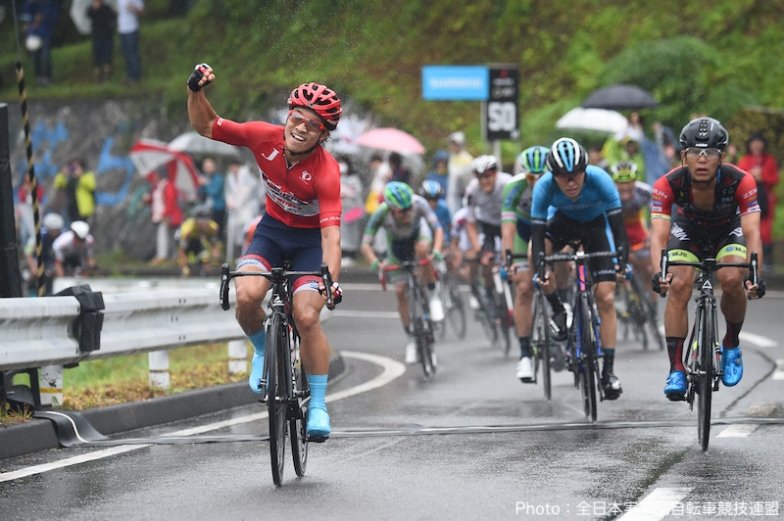 石川サイクルロードレースでは異例の集団スプリントを制して岡篤志（宇都宮ブリッツェン）が優勝