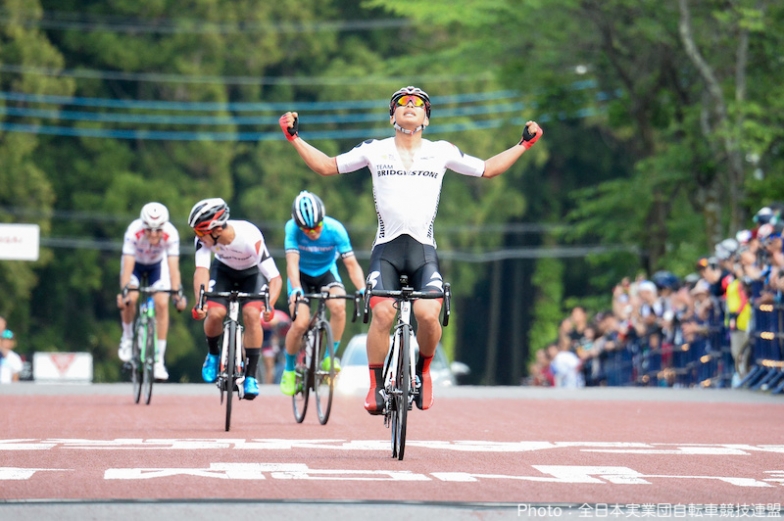 6人のスプリント勝負を制した今村駿介（TEAM BRIDGESTONE Cycling）が優勝