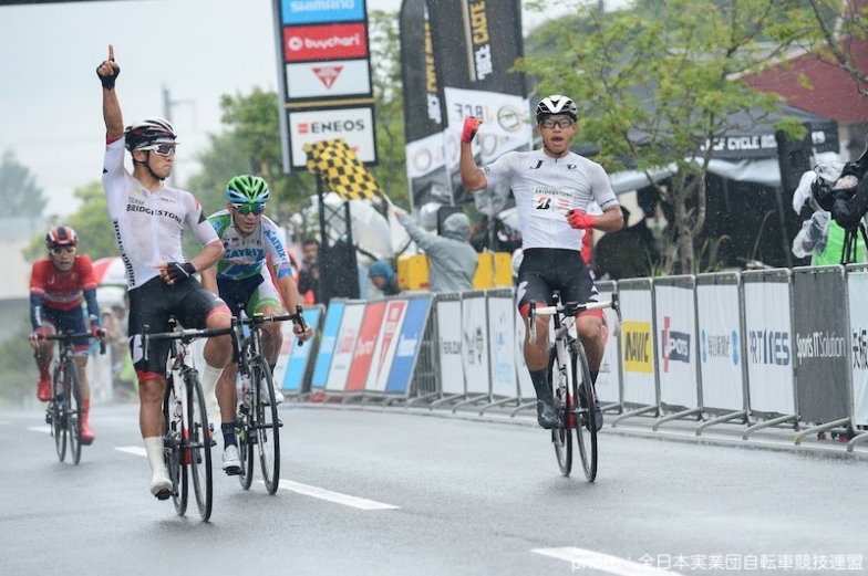 今村駿介（写真右）と窪木一茂（写真左）でTEAM BRIDGESTONE Cyclingが1-2フィニッシュ