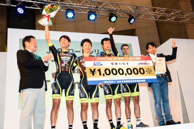 Jプロツアー　団体総合優勝　TeamUKYO　提供：一般社団法人 全日本実業団自転車競技連盟