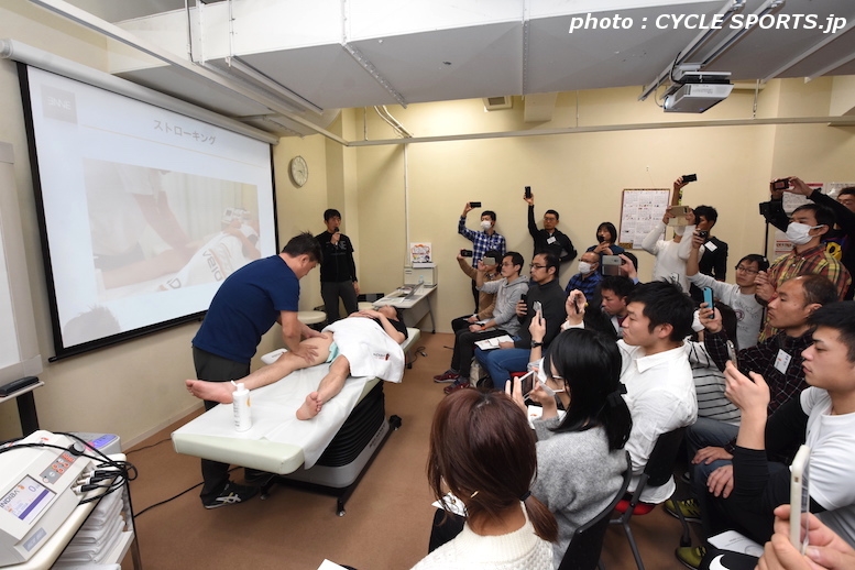 穴田マッサーがオイルマッサージの基本手技を一通り披露すると、ほとんどの受講者が動画で撮影していた　　　　　　　　　　　　　　　　　　　　　　