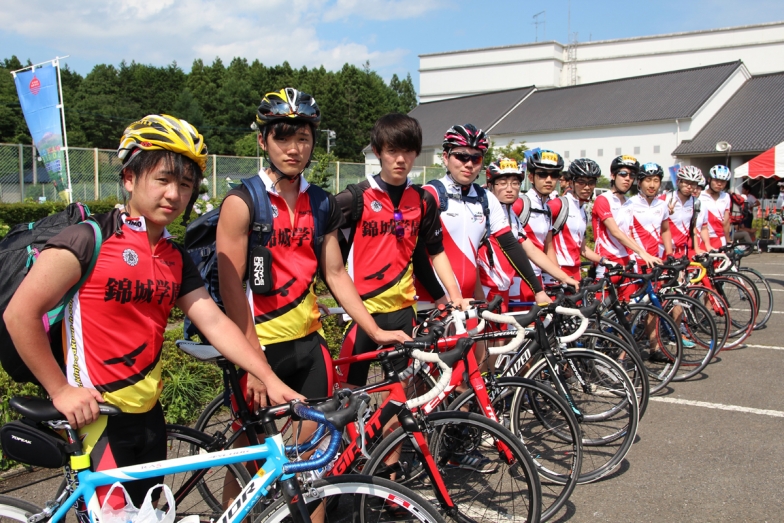 東京の錦城学園の自転車部のみなさん。走り終えたところで集合写真！みんなで輪行で帰るそう