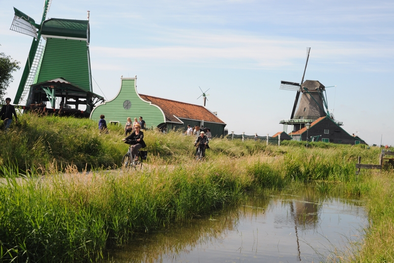 オランダらしい景色を楽しみながらサイクリングするのは最高だ