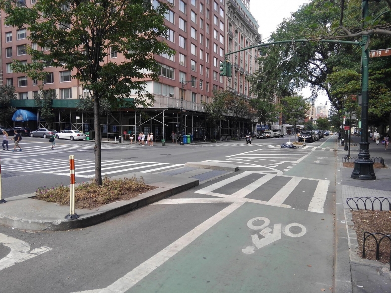 NY市の「parking-protected bike lane」（宮田さん提供）