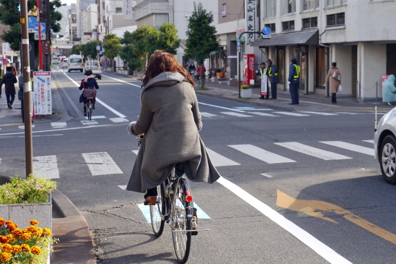 岡山市の県庁通りでの交通社会実験の様子。双方向の自転車レーンを仮設した（岡山市提供）