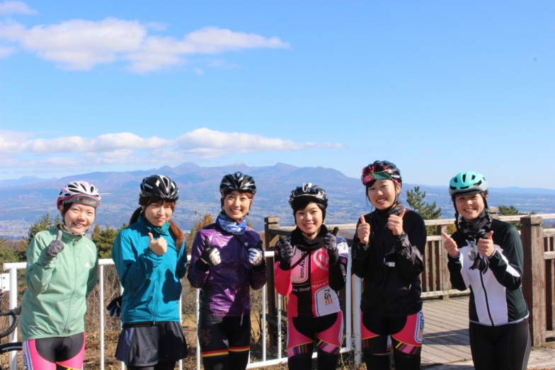 この日のライドに参加した女性みんなで集合写真。女性の比率高めかも　Photo:Kaduki Watanabe