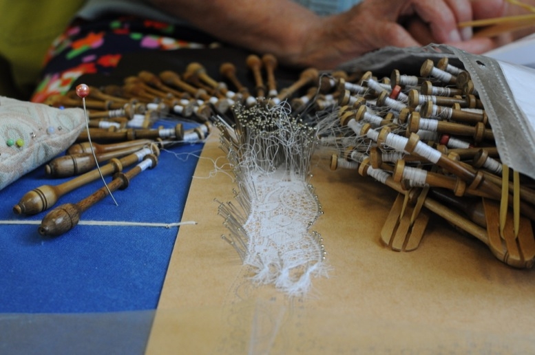 繊細な手作業で美しい模様が生み出される伝統工芸のボビンレース