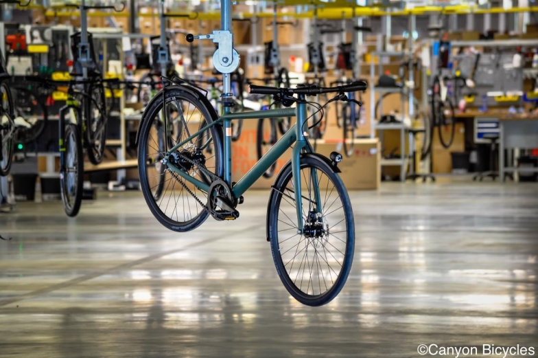 キャニオン本社工場でアッセンブルされる Canyon Commuter BROOKS 150