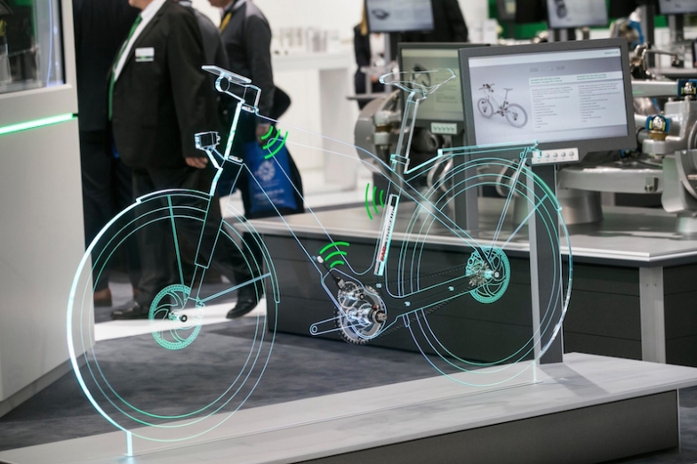 未来の自転車のためのシェフラーVelosolutionsの包括的な製品レンジを”Glass Bicycle”(ガラスの自転車)にて展示した
