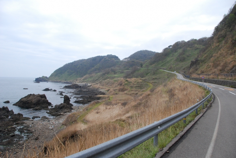 石川県は奥能登地域を含めた新たなサイクリングコース案の検討を始めた。珠洲市は能登半島の北端に位置する。海岸沿いに車道が走る（珠洲市観光交流課提供）