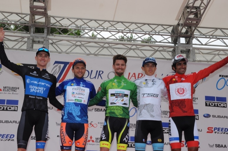 左から東京ステージで区間優勝したクローム、ポイント賞のデネグリ、総合優勝のプジョル、新人賞のホワイトハウス、山岳賞のポルセイェデゴラコール