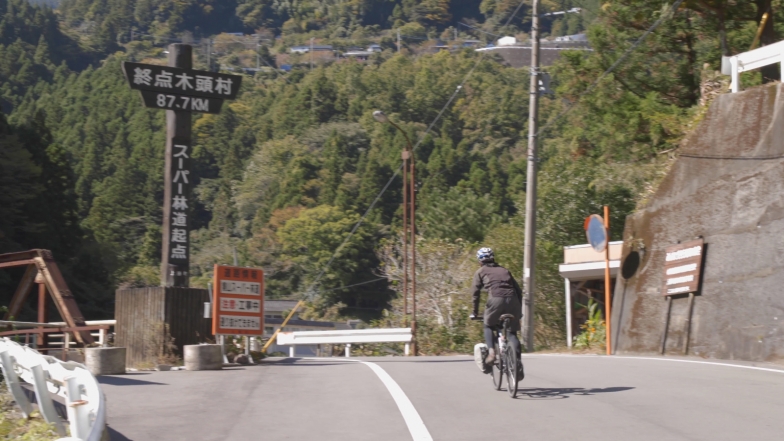 剣山スーパー林道を自転車で旅するプロモーションビデオ（動画から引用）