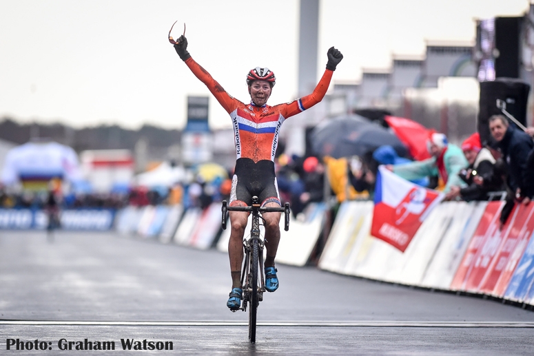 女子エリートで優勝したオランダのデヨンフ