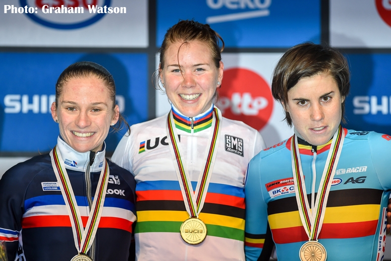 女子エリートの表彰台。左から2位のマーニ、新チャンピオンのデヨンフ、3位のカント