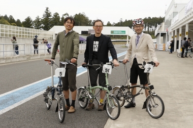 ２時間エンデューロで優勝したのは、ニコンレーシングの水野恭志さん、賢賀雅紀さん、中島聖生さん（写真左から）。なんと賢賀さんは創刊当時からのサイスポ読者！