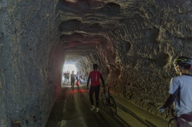 福浦トンネルは土木遺産にも認定されている手掘りのトンネル