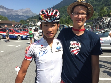 若干26歳のアメリカU23ナショナルチーム監督 ナサニエル・ウィルソン氏と雨澤毅明。「日本U23は存在感が増している」とコメント。（photo：CyclismeJapon）