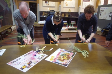 出雲大社の大しめ縄で使われている赤穂餅の稲を使った「ミニしめ縄制作体験」