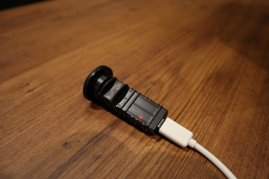 USB充電。1日10秒の使用で300回使用可能