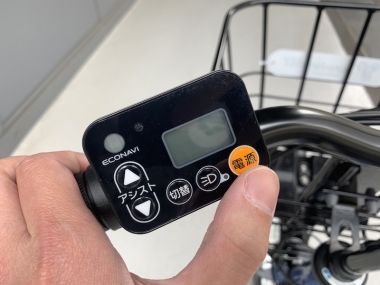 バイク側のスイッチから電源をオンにすれば、自動的にバイクのサークル錠が解錠。これで自転車を利用できる