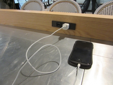 スロージェットコーヒーの近くにあるテーブルにはコンセントとUSBの電源が備えられている