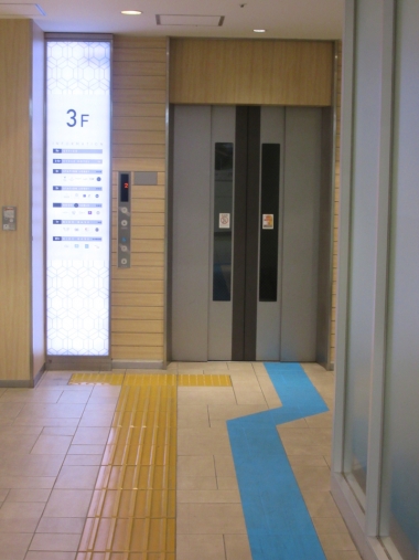3Fはエレベーターからブルーラインが入口まで続く