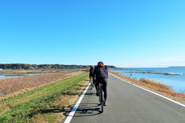 サイクリングロードは車の往来も少なく快適　Photo：大宅陽子