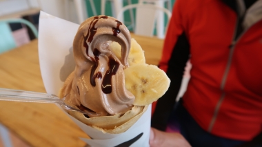 メンバーおすすめは「チョコバナナクレープ＋チョコソフトクリーム」　Photo：Yoko Oya