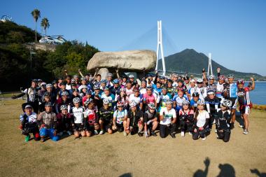 最後は、しまなみ海道へ戻って、大三島の「サイクリストの聖地」で集合写真！
