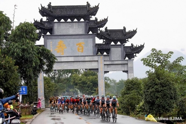 中国ならではの景色の中を行く集団。バーレーンメリダもまとまって走る姿が確認できる   Photo：Miwa IIJIMA