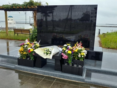 相馬市東日本大震災慰霊碑 原釜慰霊碑。多くの花が手向けられていた
