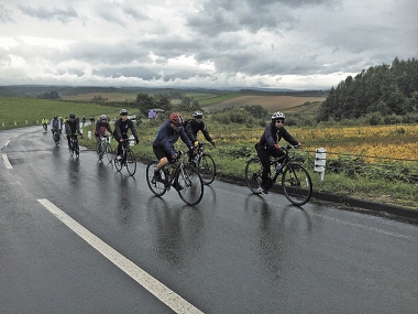 ●初日の60km、雨がぱらつくなか黙々と上る参加者